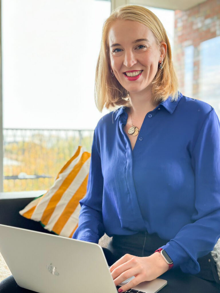 Blogger en Data security expert Justine Wolters zit achter een laptop