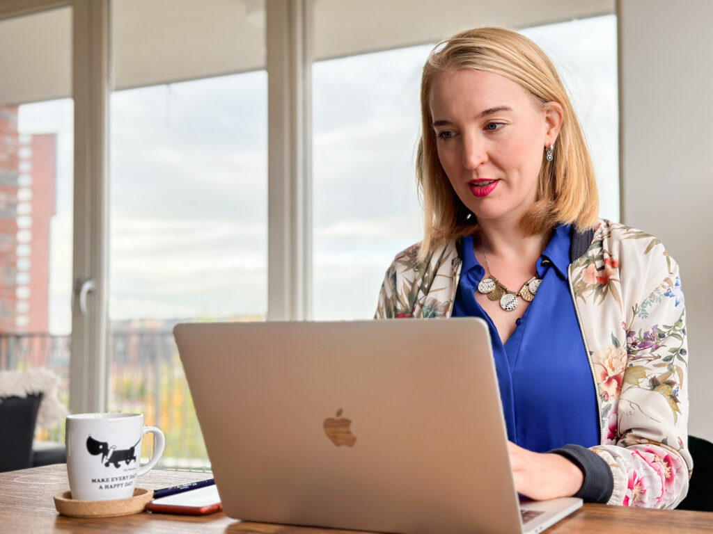Blogger en Data security expert Justine Wolters zit achter een laptop