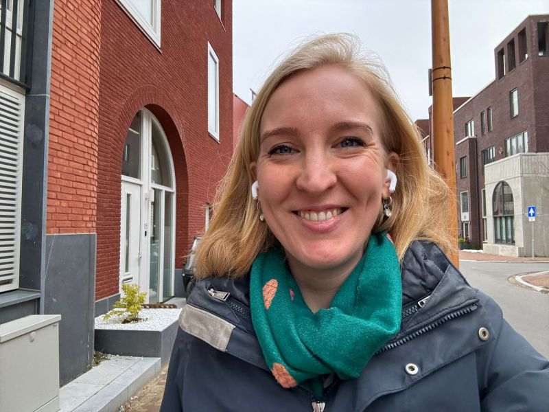 Blogger en Data security expert Justine Wolters luisterend naar security podcast